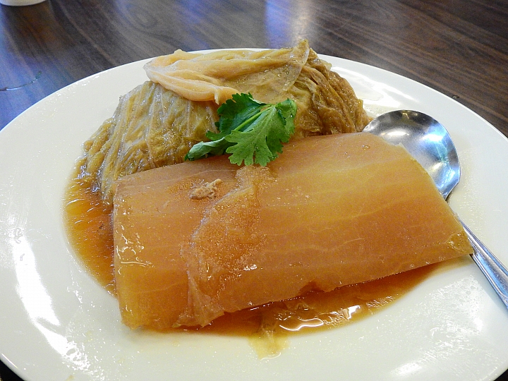 豐富的美術作品，庭園美，極佳的用餐環境：美濃煙樓坊美術館餐廳。