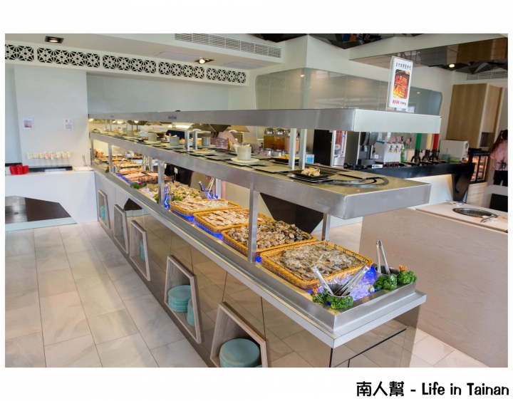 【台南市東區-吃到飽】調酒.氣泡水飲料暢飲│烤螃蟹.牡蠣.鳳螺│首創迴轉燒物吃到飽~~排隊燒物