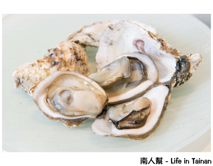 【台南市東區-吃到飽】調酒.氣泡水飲料暢飲│烤螃蟹.牡蠣.鳳螺│首創迴轉燒物吃到飽~~排隊燒物