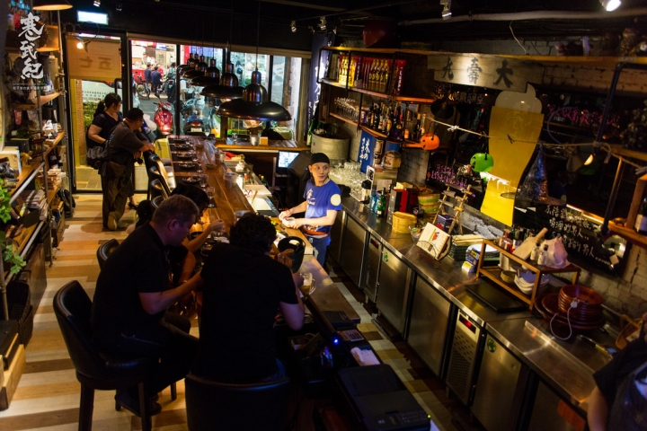 57食堂酒場-餐酒館 Bistro‧捷運南京復興站｜遼寧街深夜食堂‧和洋混搭精緻酒食‧吧台熱絡氣氛超一流！