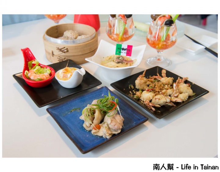 【台南市東區-吃到飽】調酒.氣泡水飲料暢飲│烤螃蟹.牡蠣.鳳螺│首創迴轉燒物吃到飽~~排隊燒物