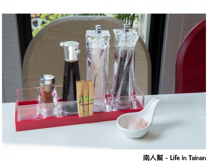 【台南市東區-吃到飽】調酒.氣泡水飲料暢飲│烤螃蟹.牡蠣.鳳螺│首創迴轉燒物吃到飽~~排隊燒物