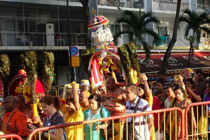 新加坡一年一度瘋狂的大寶森節(Thaipusam)