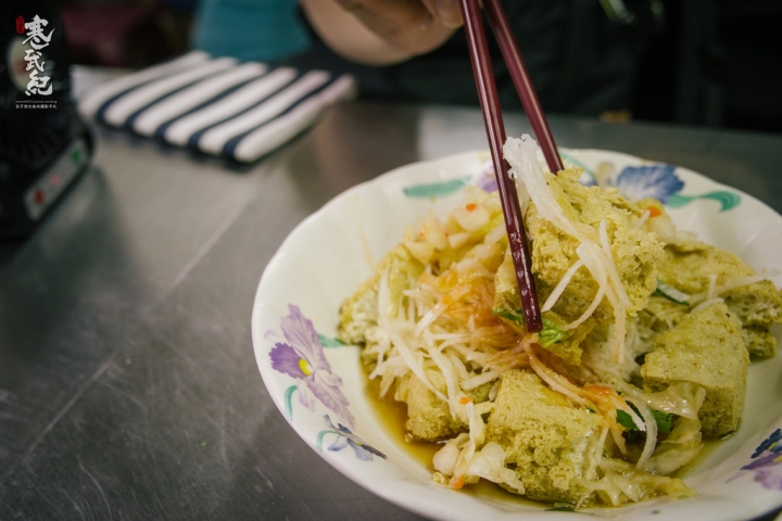 花蓮玉里‧橋頭臭豆腐｜臭氣沖天‧人滿為患‧包子爸吃過最讚的炸臭豆腐！