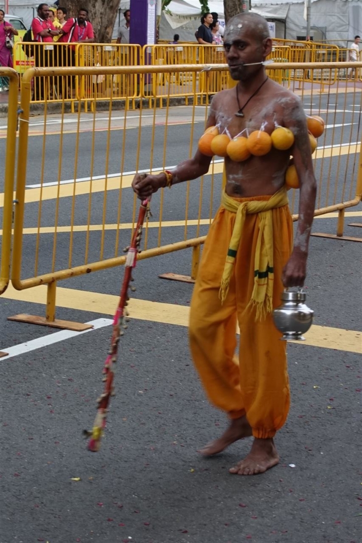 新加坡一年一度瘋狂的大寶森節(Thaipusam)