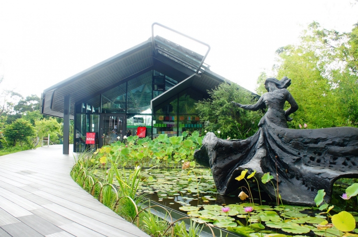 【新北市淡水 | 景點】吃冰、閱讀、賞夕陽一次滿足---雲門劇場園區／六塊厝漁港