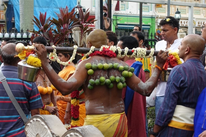 新加坡一年一度瘋狂的大寶森節(Thaipusam)