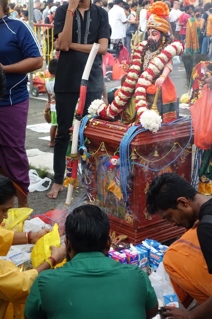 新加坡一年一度瘋狂的大寶森節(Thaipusam)