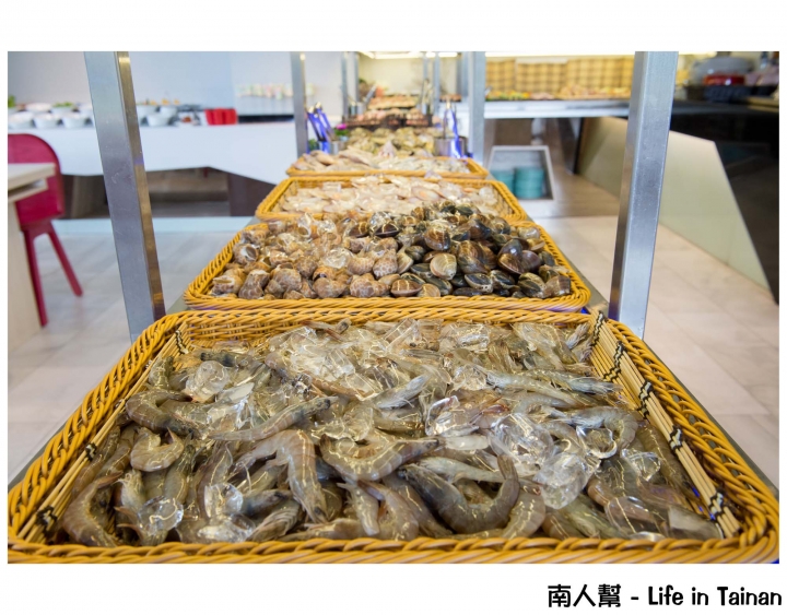 【台南市東區-吃到飽】調酒.氣泡水飲料暢飲│烤螃蟹.牡蠣.鳳螺│首創迴轉燒物吃到飽~~排隊燒物