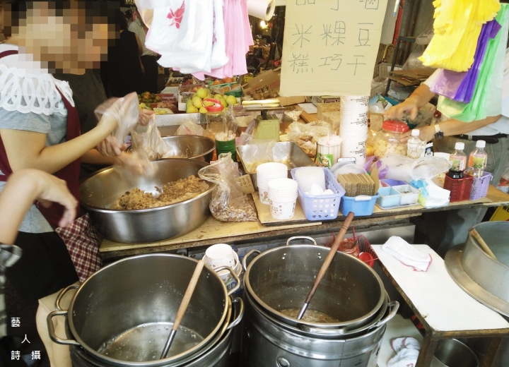 隱身於師大夜市龍泉市場內的知名二手書店.舊香居@趣，逛書店.藝人詩攝