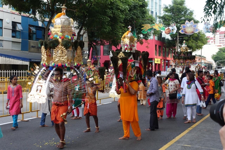 新加坡一年一度瘋狂的大寶森節(Thaipusam)