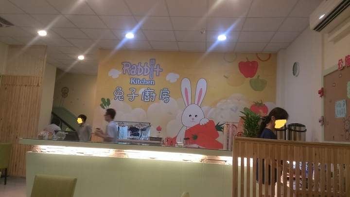 [義大利麵/小火鍋/韓式鍋粑飯/燉飯/焗烤/下午茶]苗栗頭份尚順店兔子廚房親子餐廳食記 ~可愛的龍貓公仔擺設~