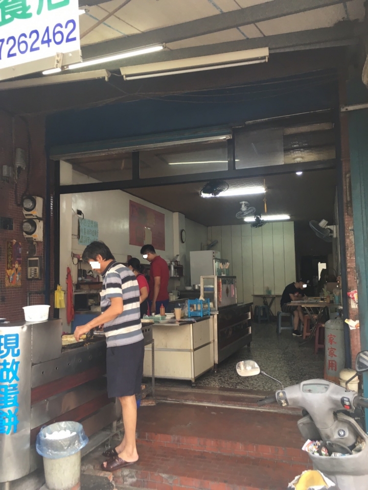 [早餐]彰化市榕樹下早餐店食記~ 老店~ 從小吃到大~推薦蛋餅最好吃~