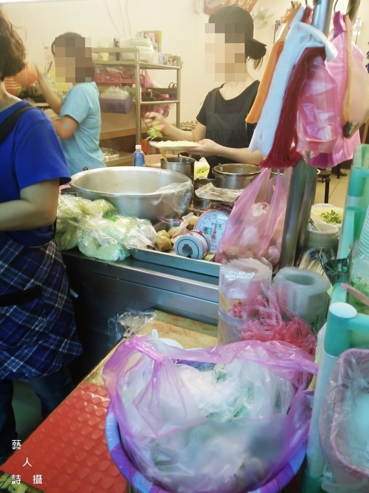 中和交流道旁排隊的涼麵.洪記涼麵