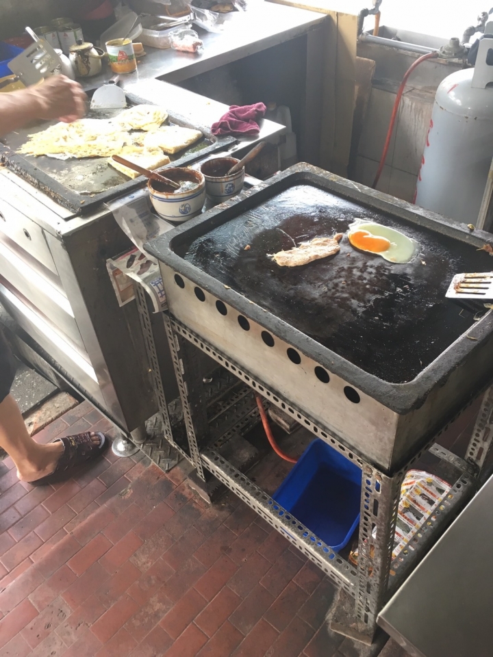[早餐]彰化市榕樹下早餐店食記~ 老店~ 從小吃到大~推薦蛋餅最好吃~