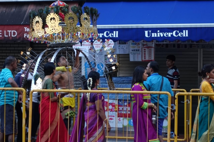 新加坡一年一度瘋狂的大寶森節(Thaipusam)