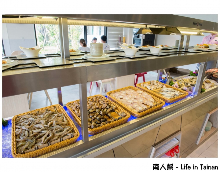 【台南市東區-吃到飽】調酒.氣泡水飲料暢飲│烤螃蟹.牡蠣.鳳螺│首創迴轉燒物吃到飽~~排隊燒物