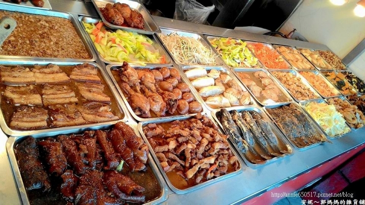 (((高雄美食)))鳳山區東家便當自助餐，菜色選擇多，從早餐賣到晚餐，大東藝術圖書館附近