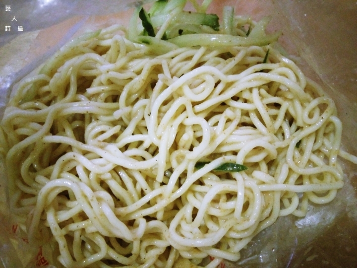 中和交流道旁排隊的涼麵.洪記涼麵