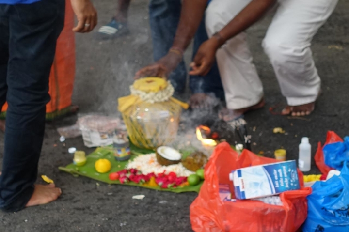 新加坡一年一度瘋狂的大寶森節(Thaipusam)