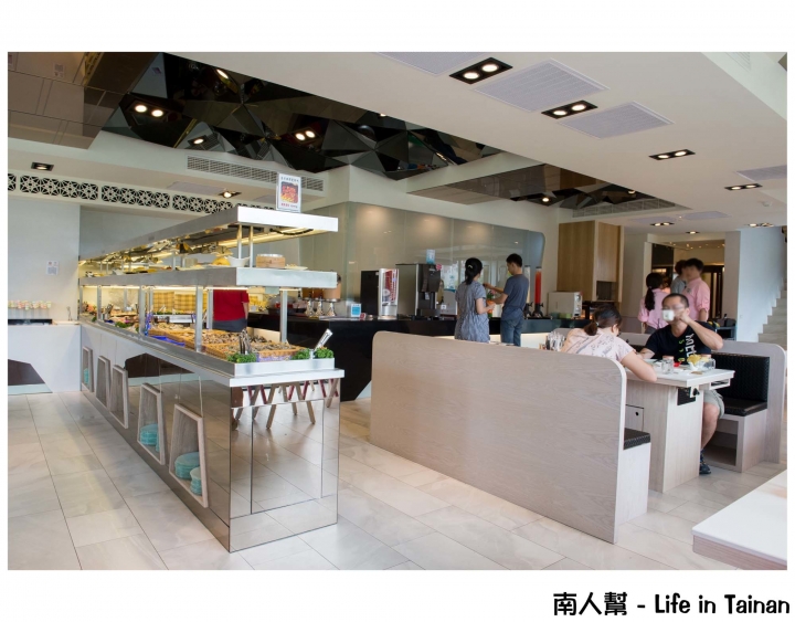 【台南市東區-吃到飽】調酒.氣泡水飲料暢飲│烤螃蟹.牡蠣.鳳螺│首創迴轉燒物吃到飽~~排隊燒物