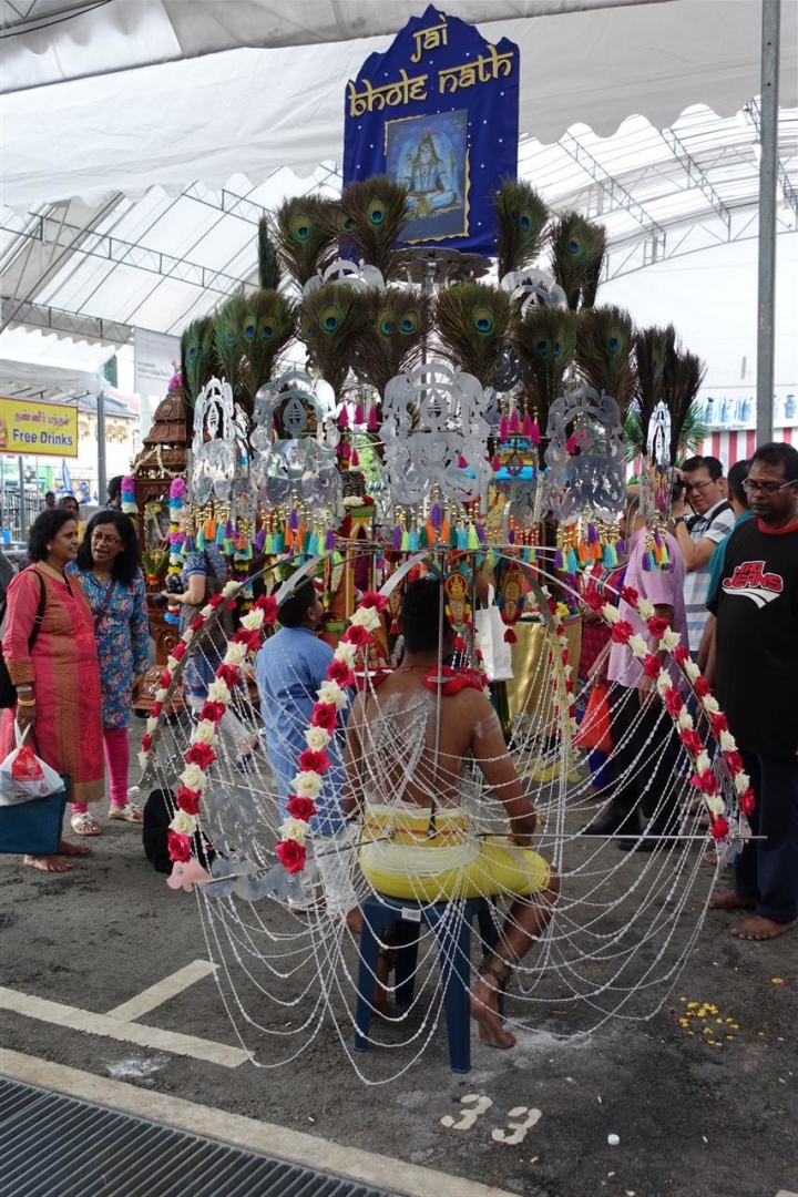 新加坡一年一度瘋狂的大寶森節(Thaipusam)