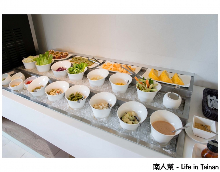 【台南市東區-吃到飽】調酒.氣泡水飲料暢飲│烤螃蟹.牡蠣.鳳螺│首創迴轉燒物吃到飽~~排隊燒物