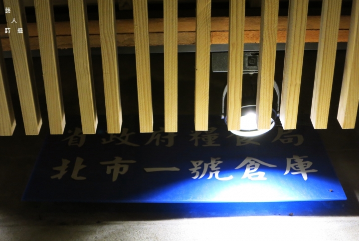 隱身於師大夜市龍泉市場內的知名二手書店.舊香居@趣，逛書店.藝人詩攝