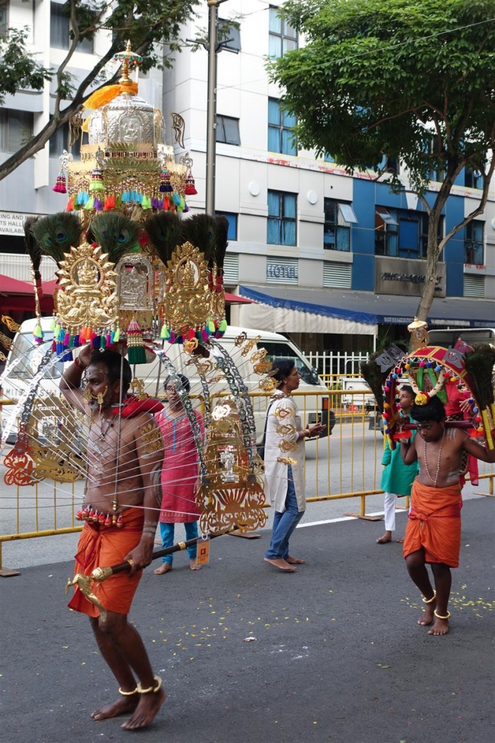 新加坡一年一度瘋狂的大寶森節(Thaipusam)
