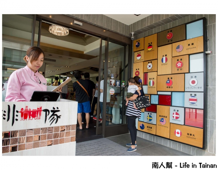 【台南市東區-吃到飽】調酒.氣泡水飲料暢飲│烤螃蟹.牡蠣.鳳螺│首創迴轉燒物吃到飽~~排隊燒物