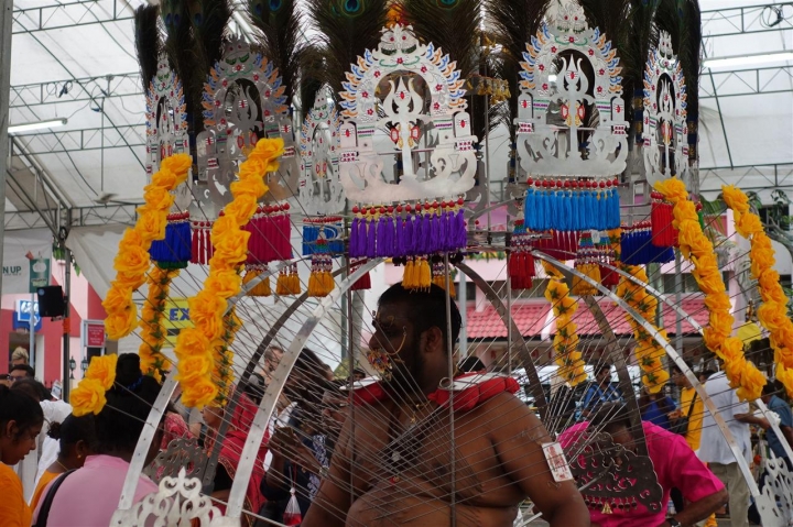 新加坡一年一度瘋狂的大寶森節(Thaipusam)
