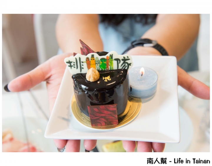 【台南市東區-吃到飽】調酒.氣泡水飲料暢飲│烤螃蟹.牡蠣.鳳螺│首創迴轉燒物吃到飽~~排隊燒物