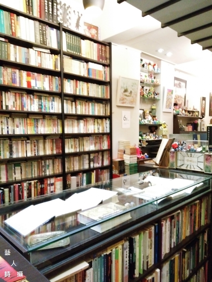 隱身於師大夜市龍泉市場內的知名二手書店.舊香居@趣，逛書店.藝人詩攝