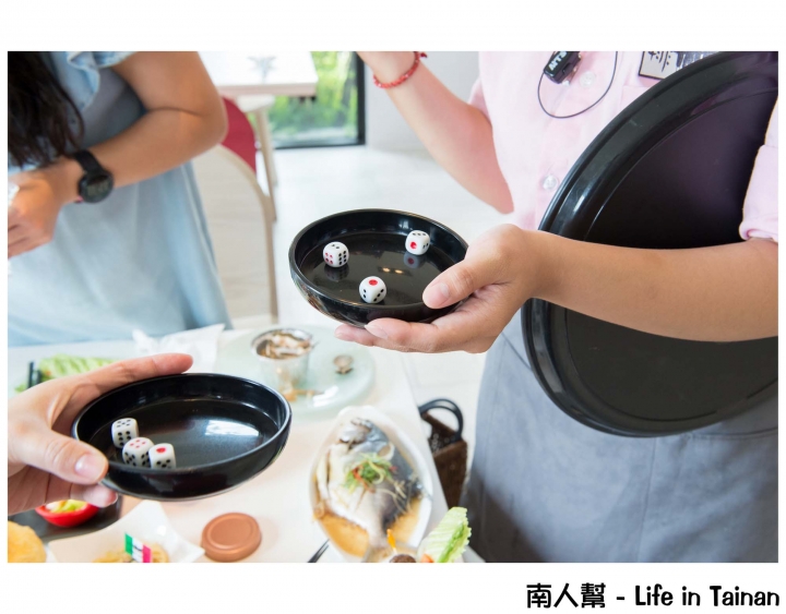 【台南市東區-吃到飽】調酒.氣泡水飲料暢飲│烤螃蟹.牡蠣.鳳螺│首創迴轉燒物吃到飽~~排隊燒物