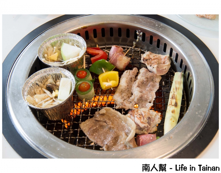 【台南市東區-吃到飽】調酒.氣泡水飲料暢飲│烤螃蟹.牡蠣.鳳螺│首創迴轉燒物吃到飽~~排隊燒物