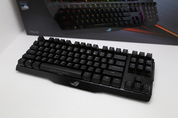 ROG Claymore RGB 機械鍵盤 真是有信仰才能開箱