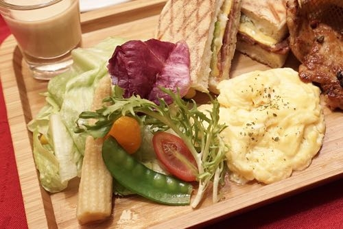 【台南早午餐】鬥牛士經典牛排｜挑戰最牛逼の牛排早午餐！湯品、甜點和飲料無限暢飲！