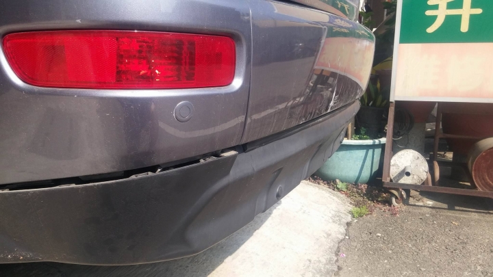 各位開車在路上停紅燈要小心啊