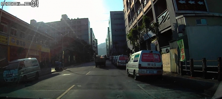 整排停車格空位不停，保全車輛卻占滿紅線