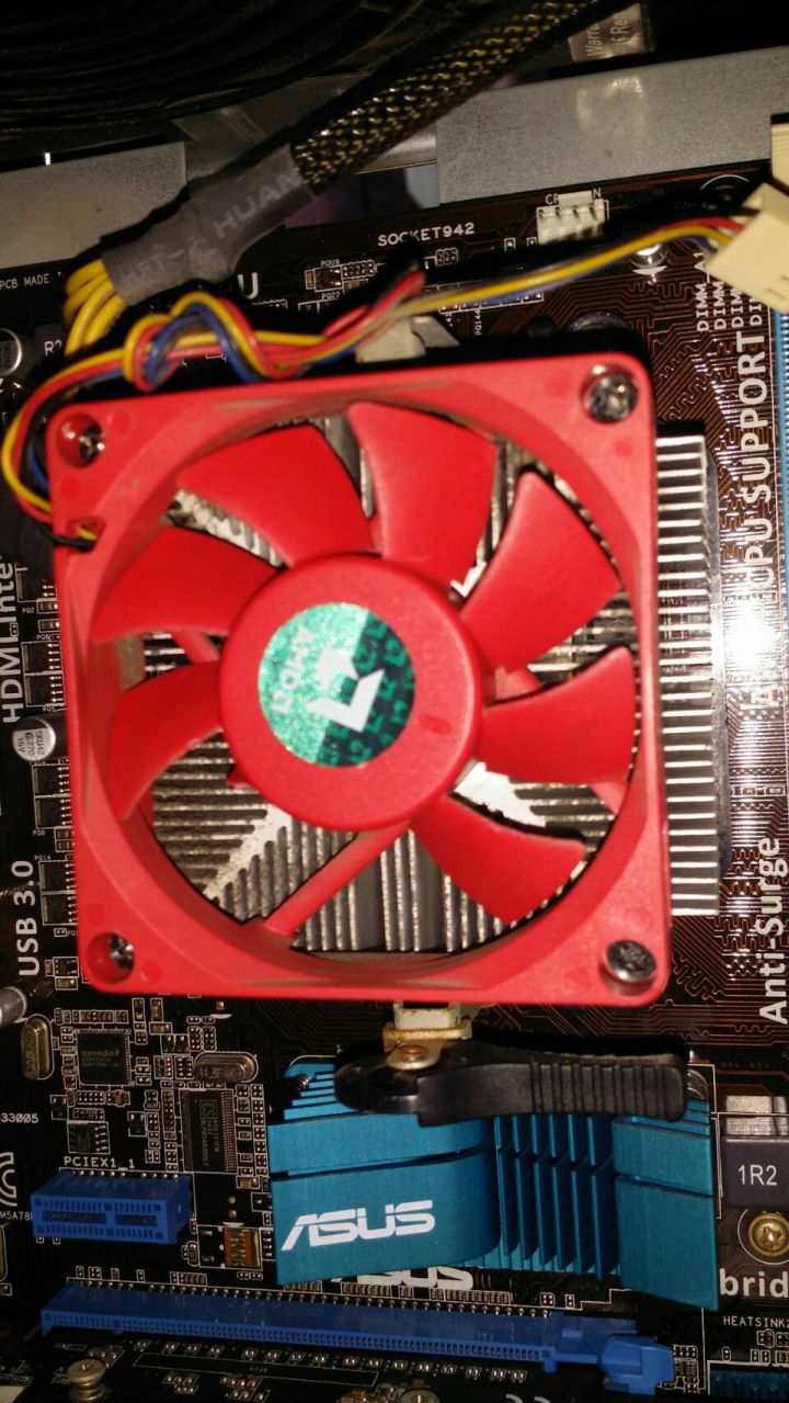 CPU散熱器風扇斷掉！