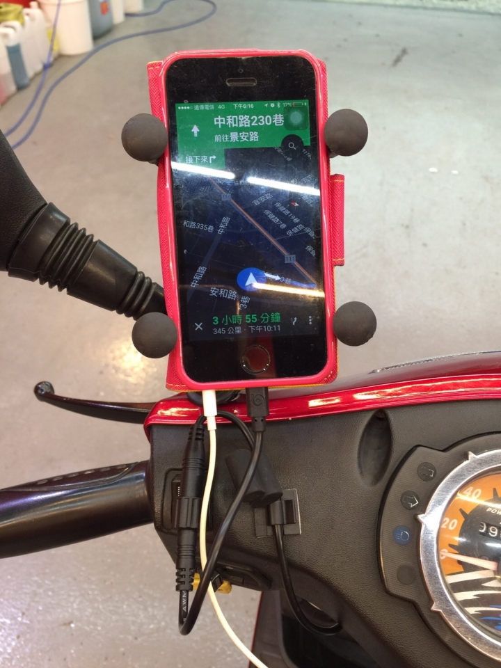 實用小物分享-機車魔力充電線、手機支架