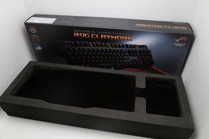 ROG Claymore RGB 機械鍵盤 真是有信仰才能開箱