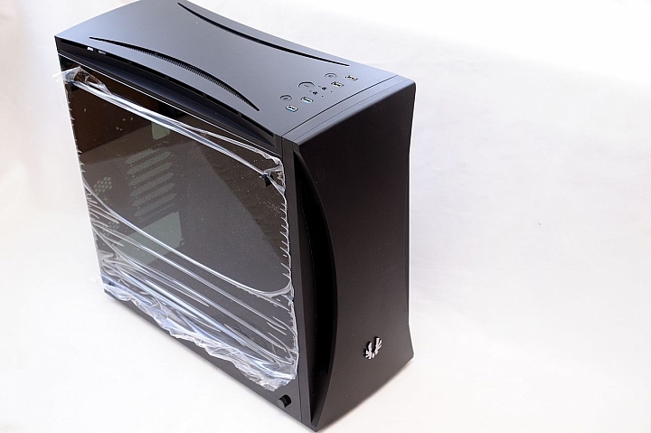 支援 AURA 燈光控制機能，BitFenix 火鳥 Aurora 透側機殼開箱測試