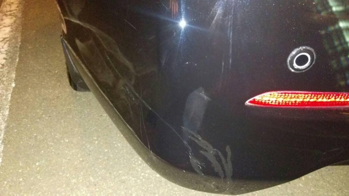 車停路邊白線被人撞，求救!!