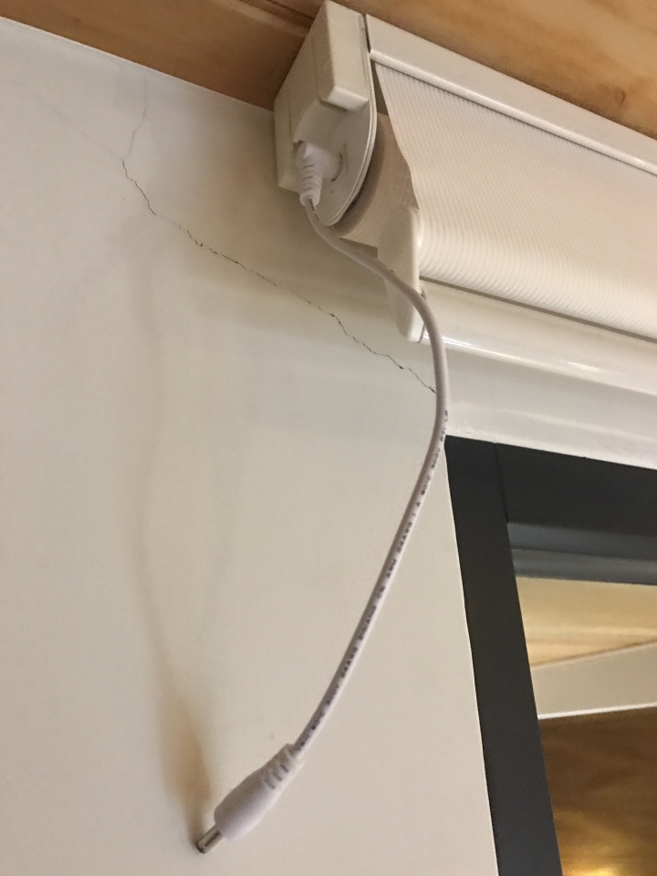 [開箱]女生也會裝電動窗簾(捲簾)，超簡單喔!!