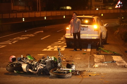 左轉休旅車與重機碰撞1死兩傷