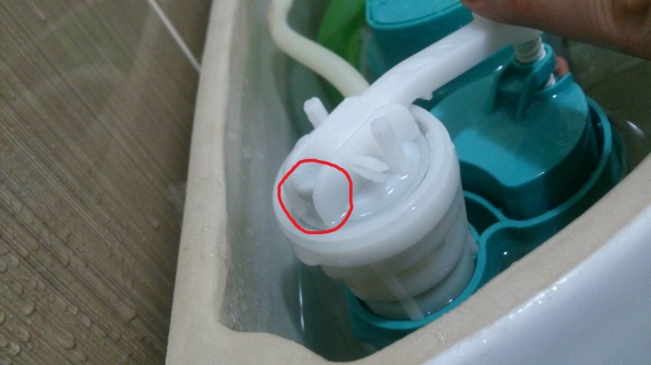 求救!!馬桶漏水了.....