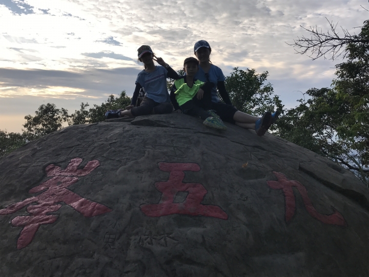 懇求各位高手幫忙把照片修的清晰一點....試問這樣的環境下(陽光)要如何拍好照片???