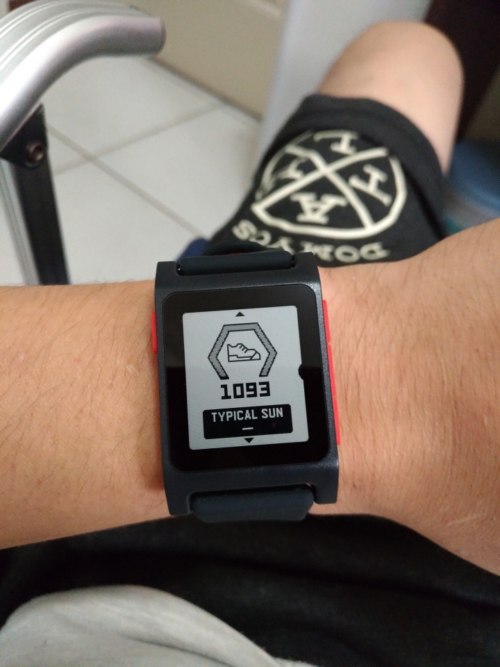 kickstarter募資第一名，續航力可達七天的智慧型手錶 - pebble 2 開箱及上手應用