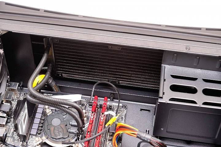 支援 AURA 燈光控制機能，BitFenix 火鳥 Aurora 透側機殼開箱測試